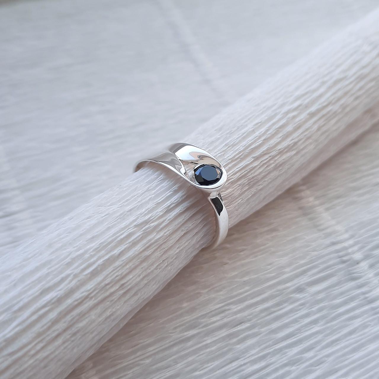 Серебряное кольцо Узел удачи с черным фианитом р. 20,5 (168.2к205)