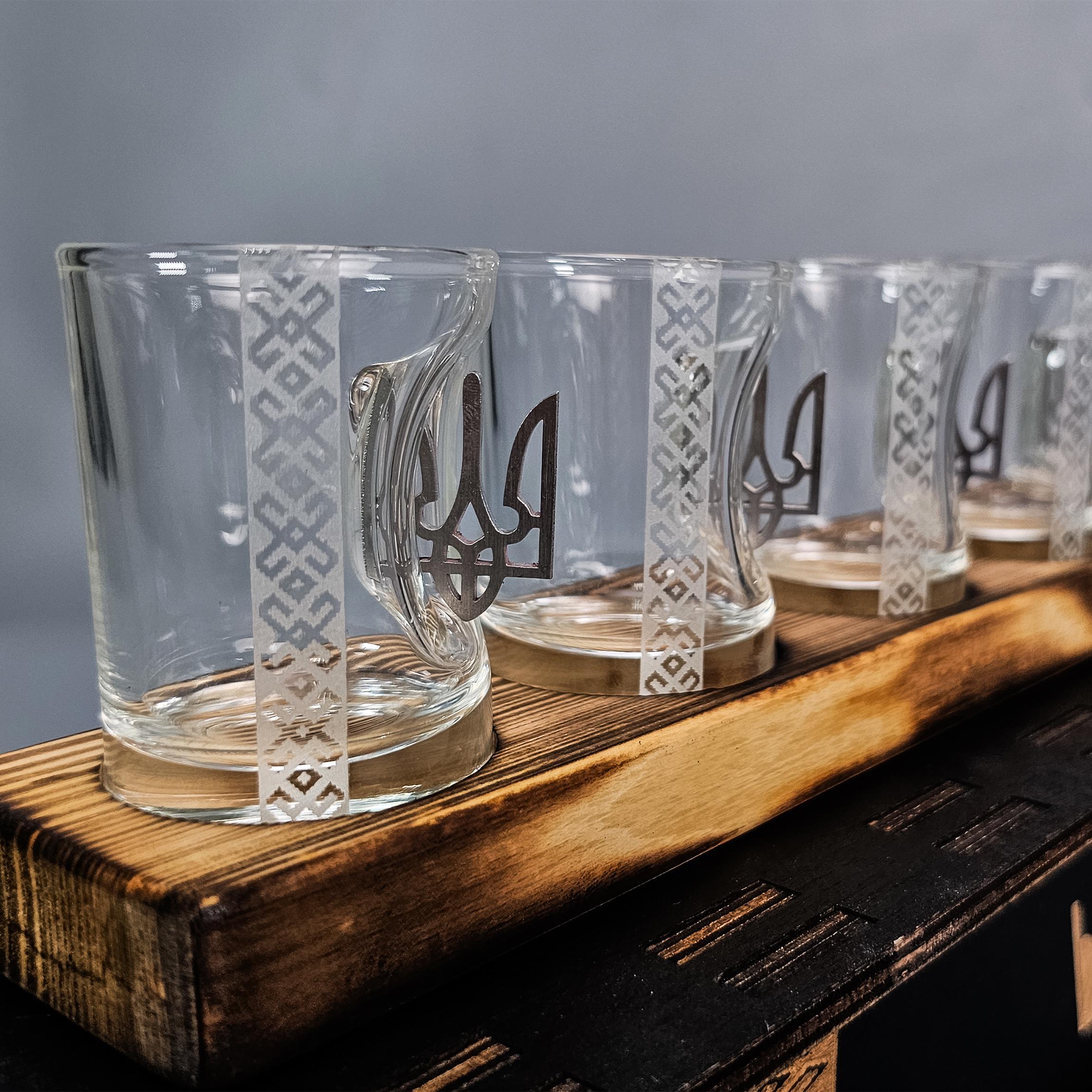 Набор рюмок VSKLO с гербами на подставке в упаковке с гравировкой (28321607) - фото 2 Набор рюмок VSKLO с гербами на подставке в упаковке с гравировкой (28321607) - фото 2