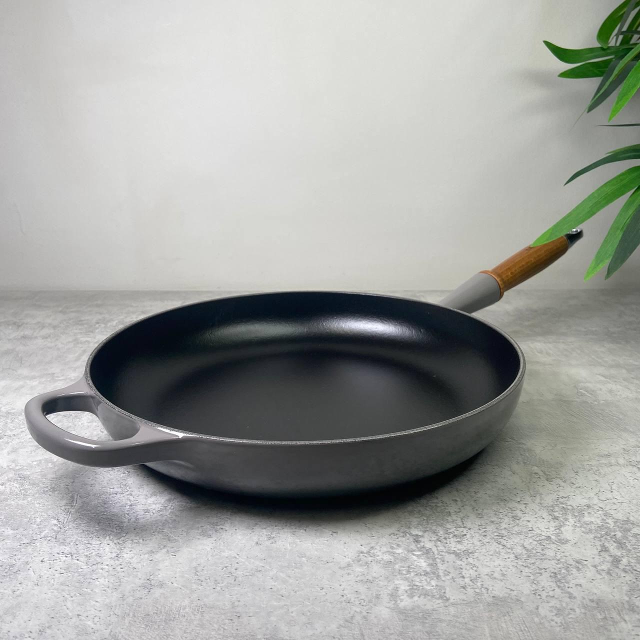 Сковорода Le Creuset Signature с деревянной ручкой 28 см Flint (20258284440422) - фото 3 Сковорода Le Creuset Signature с деревянной ручкой 28 см Flint (20258284440422) - фото 3