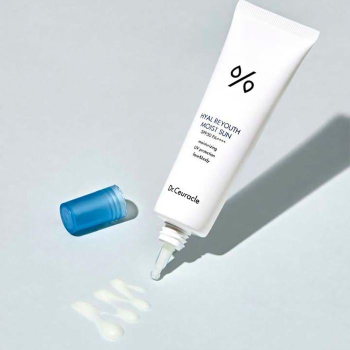 Крем увлажняющий солнцезащитный Dr.Ceuracle Hyal Reyouth Moist Sun SPF 50+ с гиалуроновой кислотой 50 мл - фото 4 Крем увлажняющий солнцезащитный Dr.Ceuracle Hyal Reyouth Moist Sun SPF 50+ с гиалуроновой кислотой 50 мл - фото 4