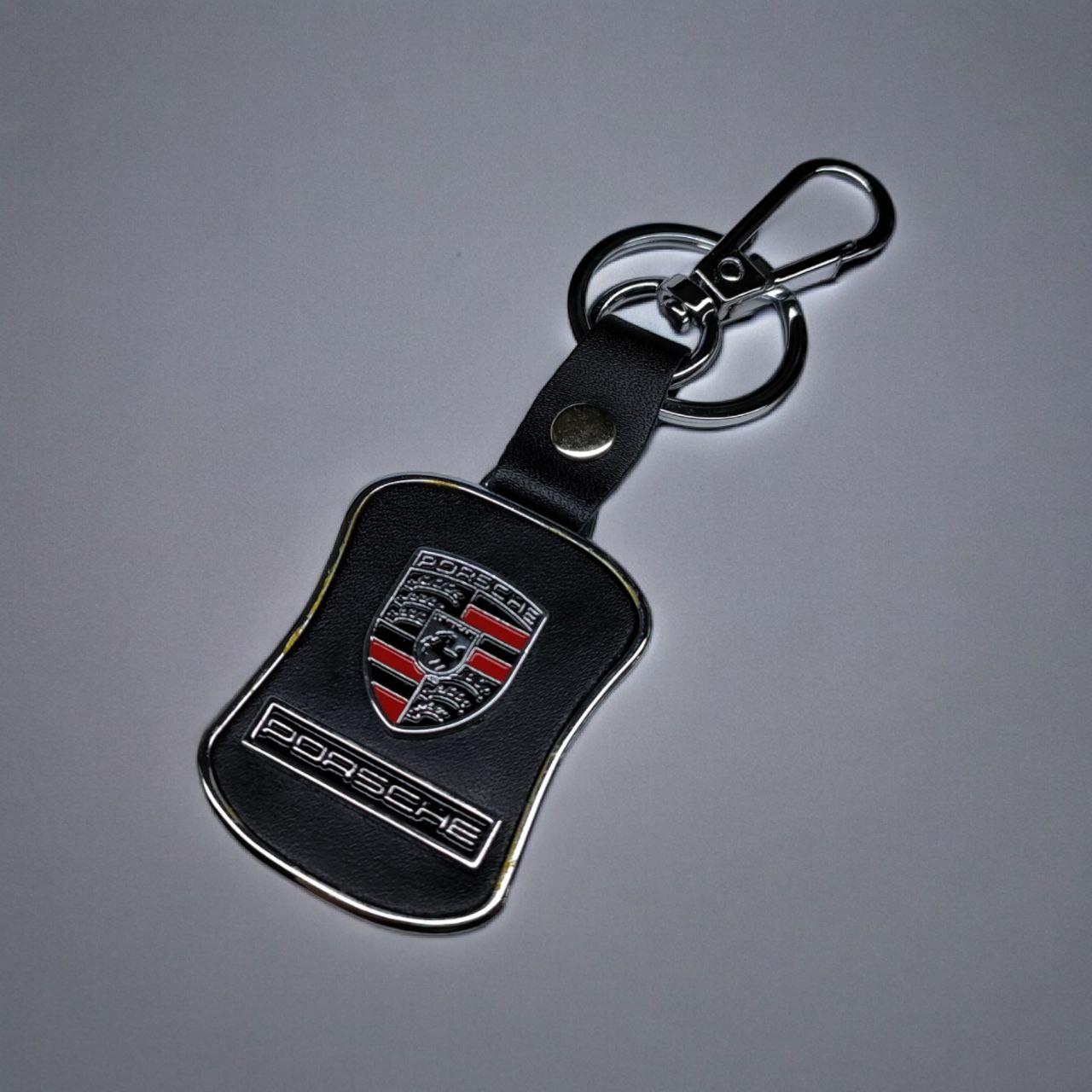 Брелок з логотипом авто Porsche металевий зі вставками натуральної шкіри карабін з кільцем (2229616003)