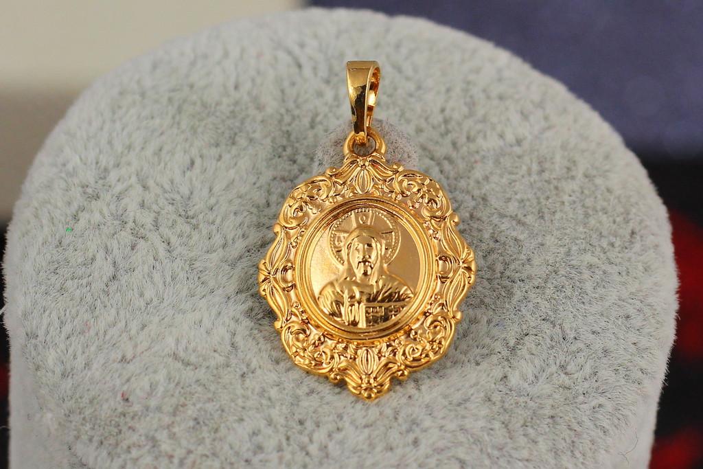 Ладанка Xuping Jewelry Иисус с листиками и завитками 2 см Золотистый