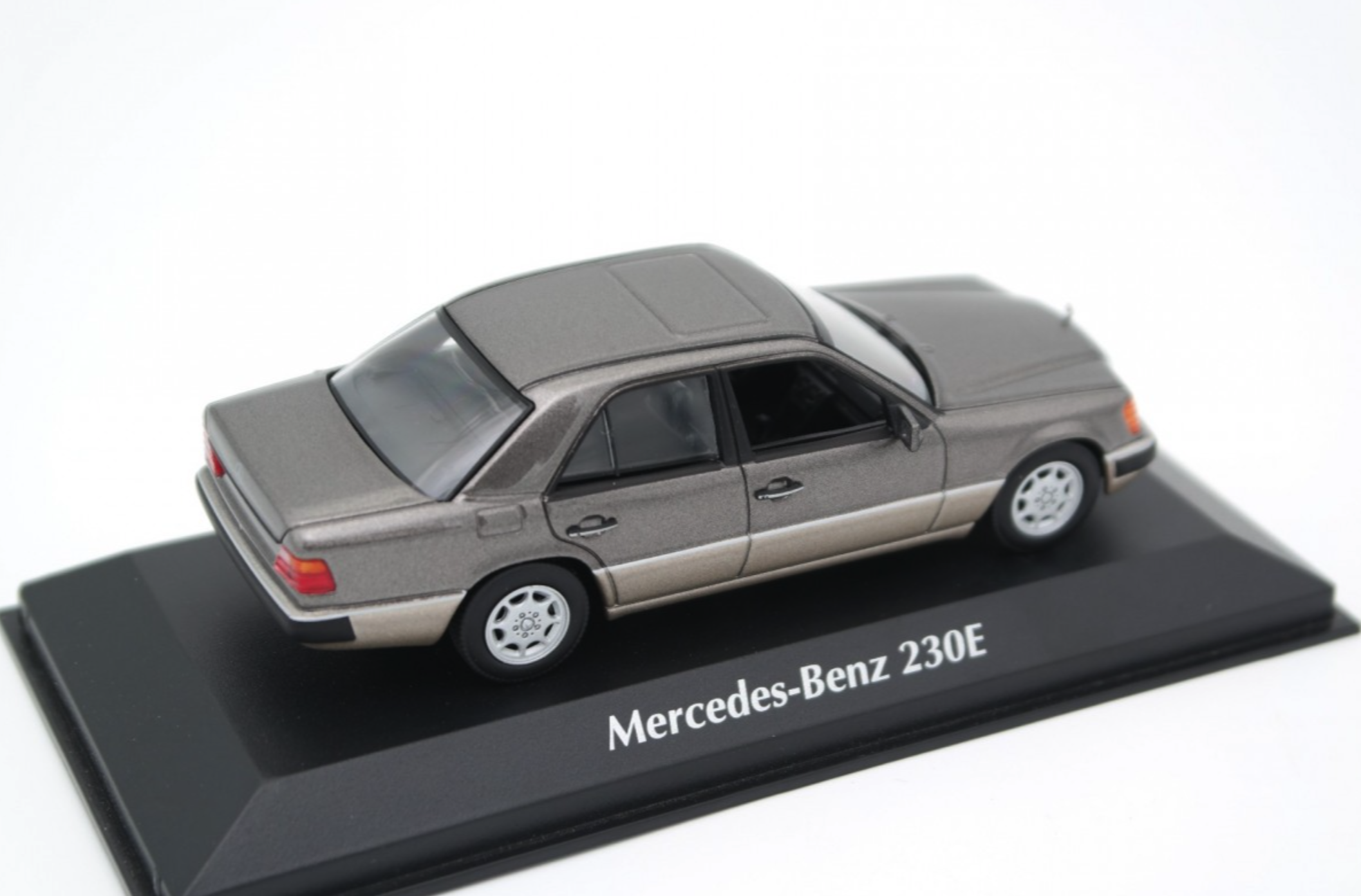 ᐉ Модель автомобіля Minichamps 1:43 Mercedes-Benz 230E W124