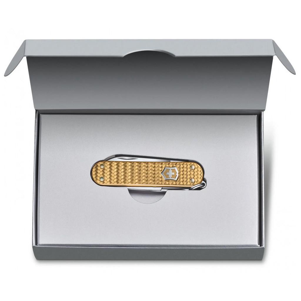 Нож складной Victorinox Classic SD Precious Alox Brass Gold (m296249) - фото 3 Нож складной Victorinox Classic SD Precious Alox Brass Gold (m296249) - фото 3