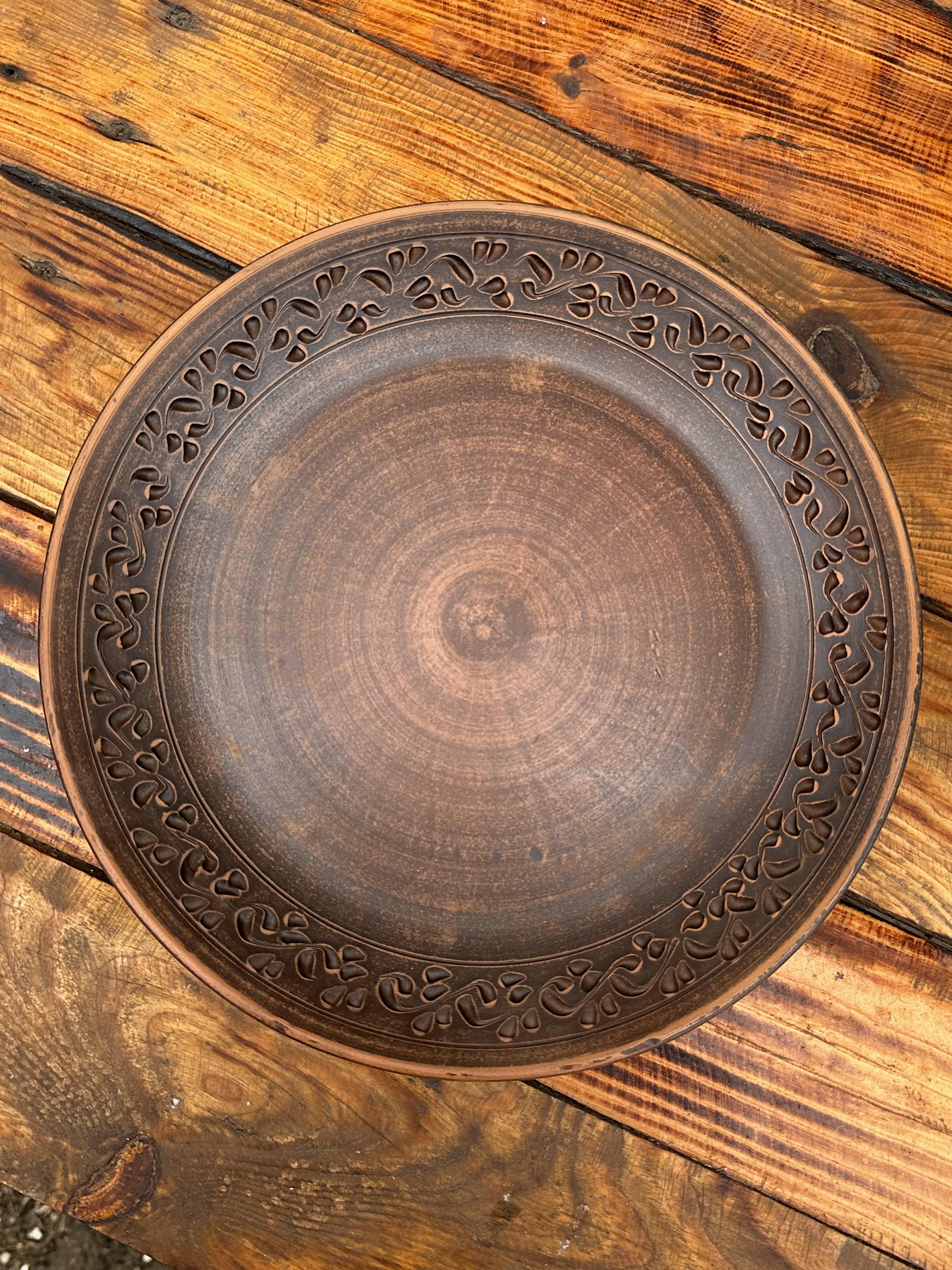 Тарілка із червоної глини (10-01)