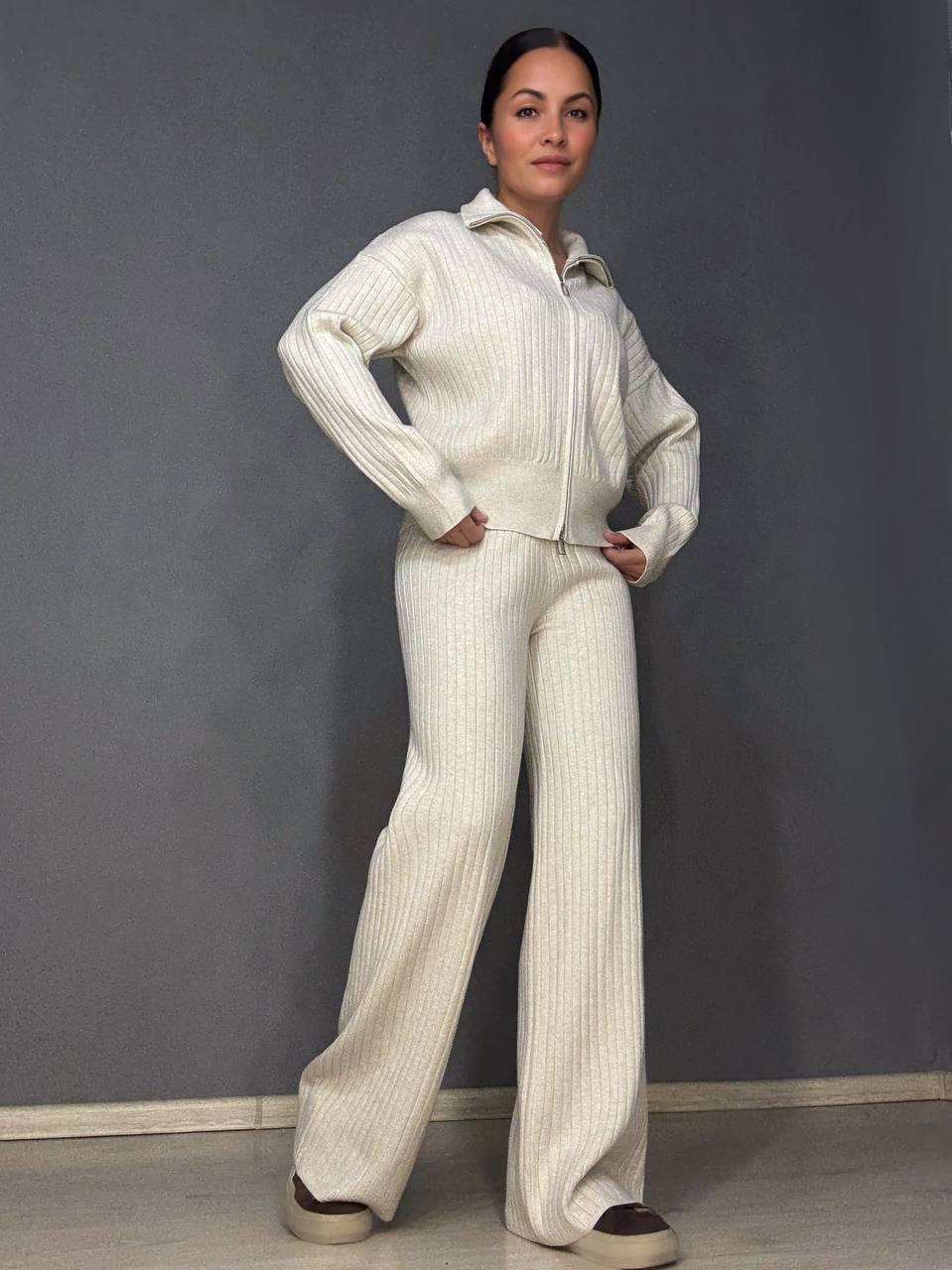 Костюм женский Joy One 376 вязаный в рубчик с кофтой на молнии и брюками палаццо OS Бежевый (5599) - фото 8 Костюм женский Joy One 376 вязаный в рубчик с кофтой на молнии и брюками палаццо OS Бежевый (5599) - фото 8