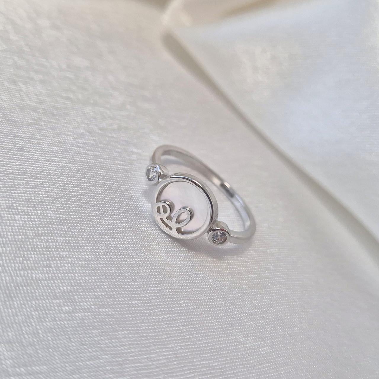 Кольцо круг с перламутром серебро 925 пробы родированное 1,93 г р. 18 (6459г)