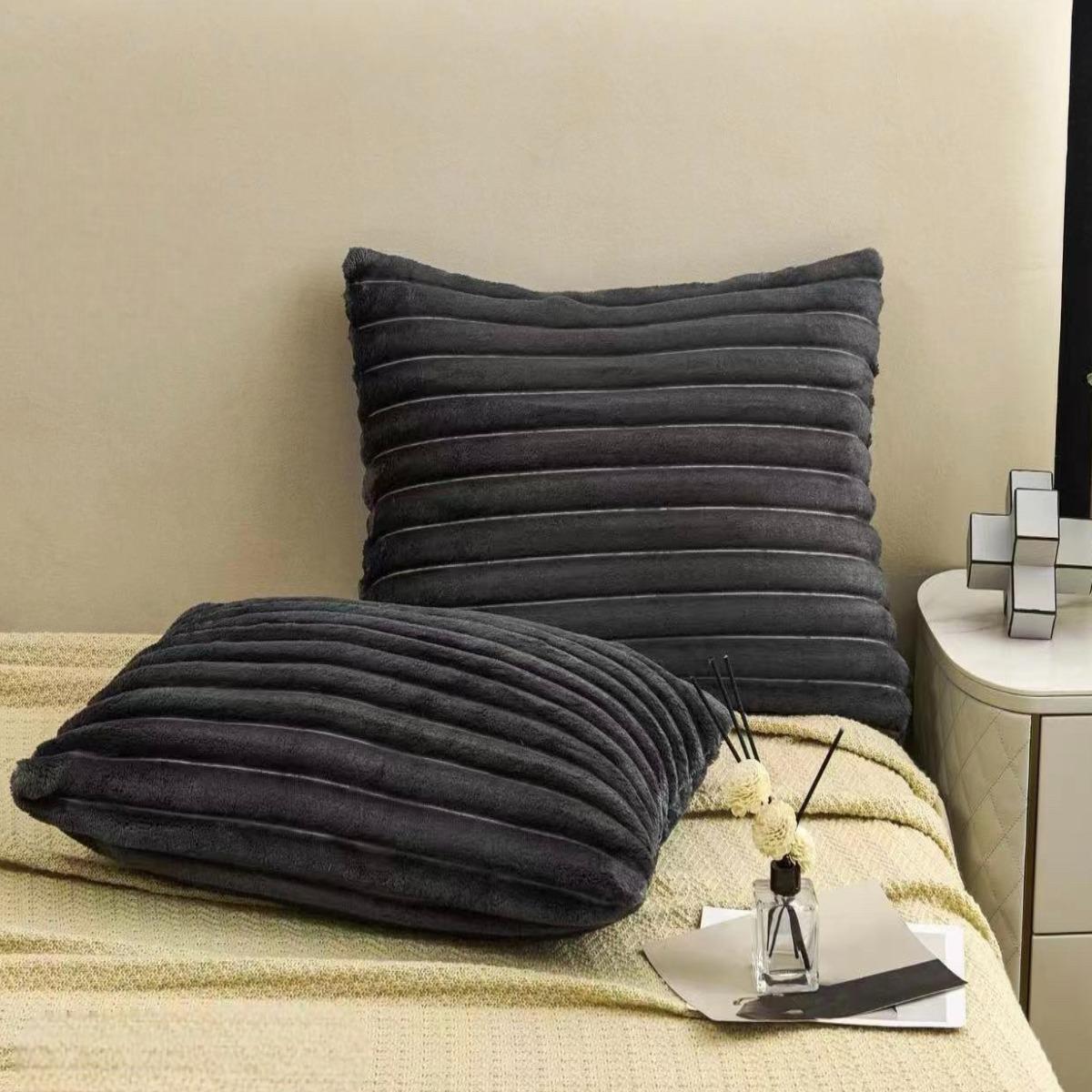 Набор плед с двумя подушками Koloco Королевский шарпей Графитовый (40123) - фото 4 Набор плед с двумя подушками Koloco Королевский шарпей Графитовый (40123) - фото 4