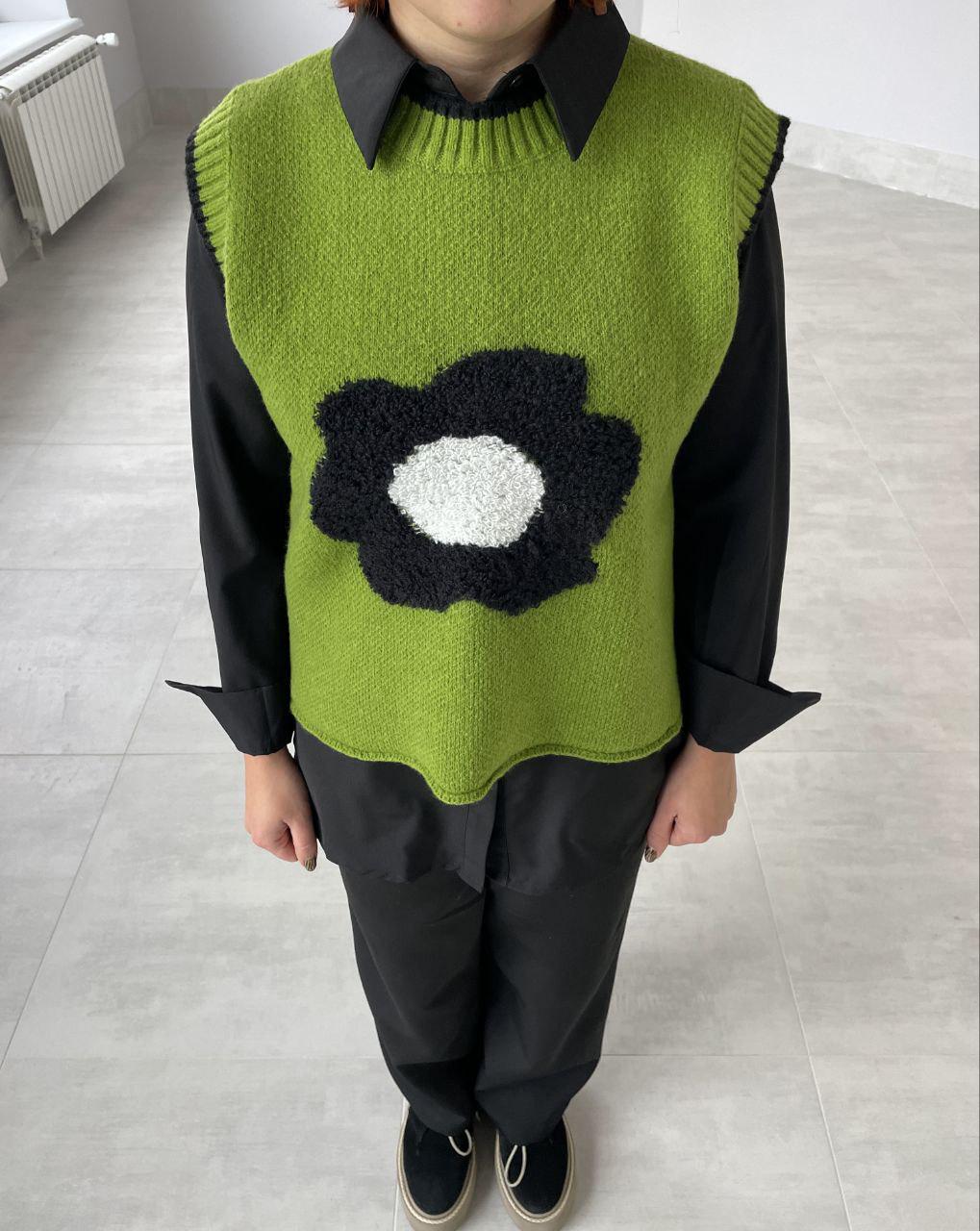 Жилет жіночий в'язаний з квіткою М Зелений (000026) - фото 2 Жилет жіночий в'язаний з квіткою М Зелений (000026) - фото 2