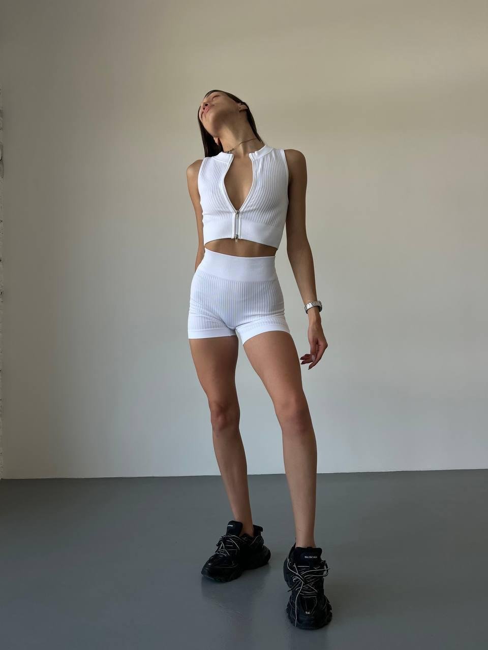 Костюм спортивный в рубчик жилетка на молнии с чашками/шорты с пуш-ап эффектом L Белый (GM02L)