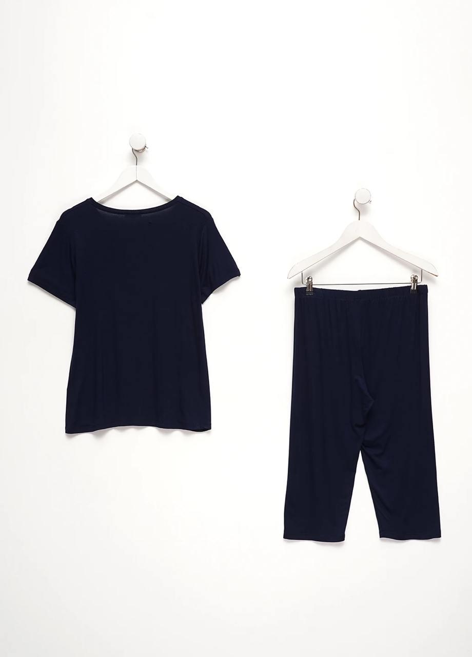 Женская пижама Cotpark футболка/капри 4XL Темно-синий (14541-В-4XL) - фото 2 Женская пижама Cotpark футболка/капри 4XL Темно-синий (14541-В-4XL) - фото 2