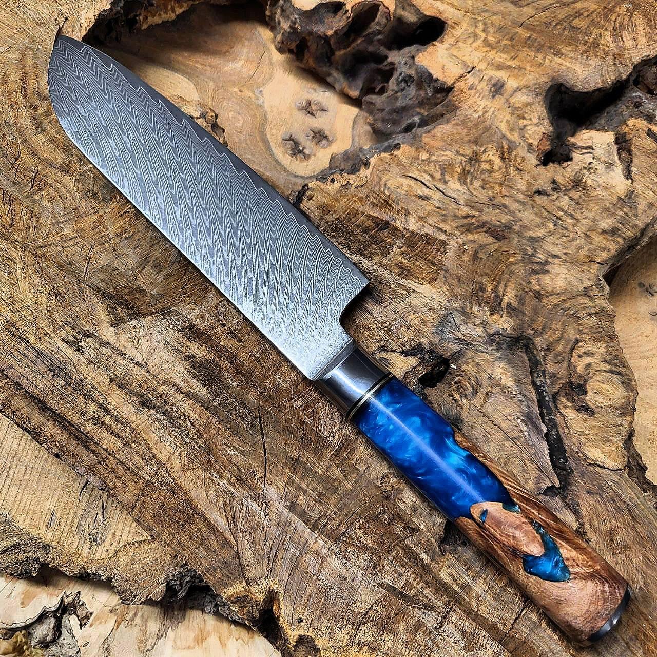 Нож шефа японский Сантоку из 67-слойной дамасской стали с сердечником VG10 и рукоятью из капа сандала 18 см