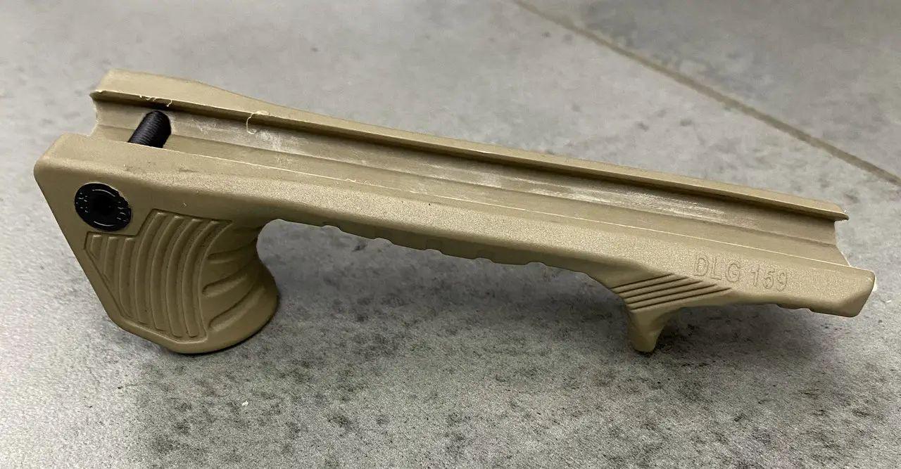 Рукоятка переноса огня DLG Tactical DLG-159 на Picatinny упор на цевье Койот (241857) - фото 2 Рукоятка переноса огня DLG Tactical DLG-159 на Picatinny упор на цевье Койот (241857) - фото 2