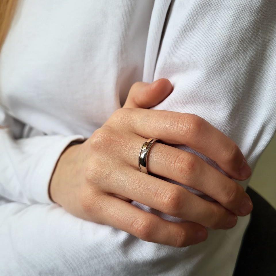 Кольцо с золотой пластиной с белыми камнями серебро 925 пробы золото 375 р. 18,5 (1672к) - фото 2 Кольцо с золотой пластиной с белыми камнями серебро 925 пробы золото 375 р. 18,5 (1672к) - фото 2