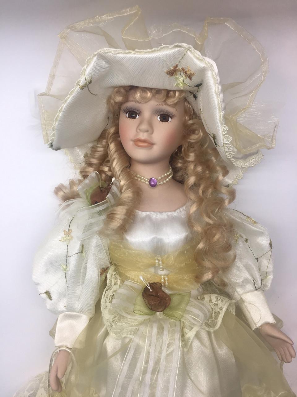 Лялька сувенірна Porcelain doll Кароліна порцелянова 50 см (1303-04) - фото 2