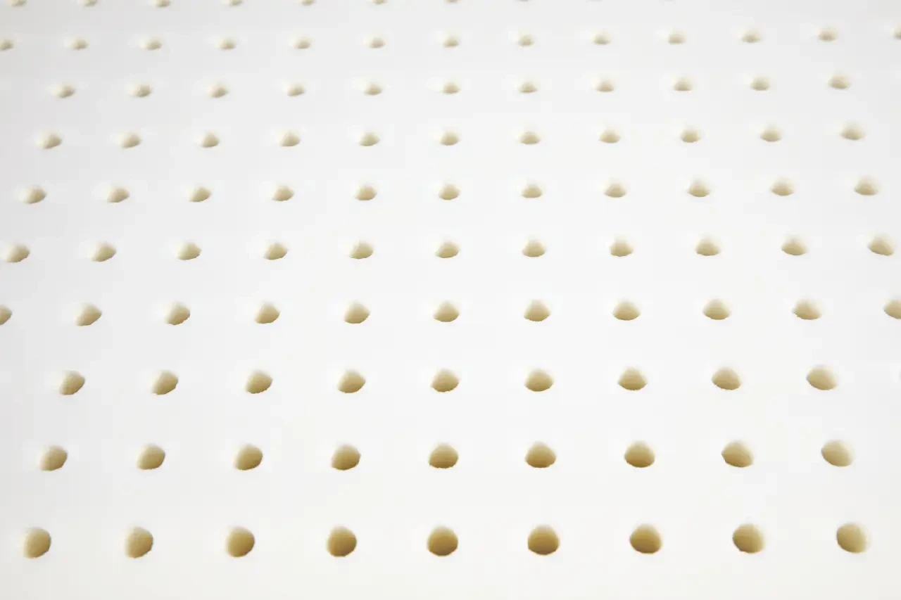 Подушка ортопедична дитяча Qmed Breathable Kid Pillow з перфорацією - фото 2