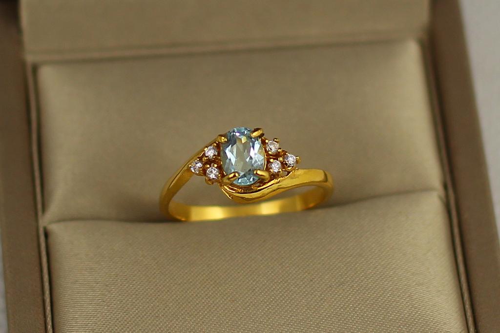 Кольцо топаз и шесть цирконов р. 19 Золотистый (29599570)