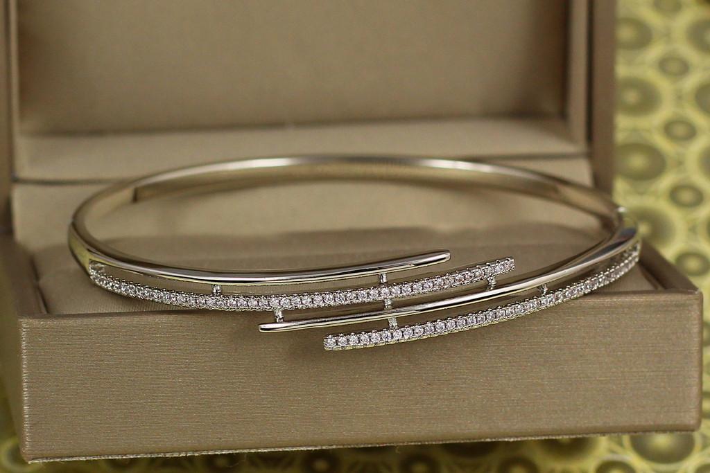 Браслет бэнгл Xuping Jewelry Эпиграф 60 мм х 10 мм на руку 17-19 см Серебристый