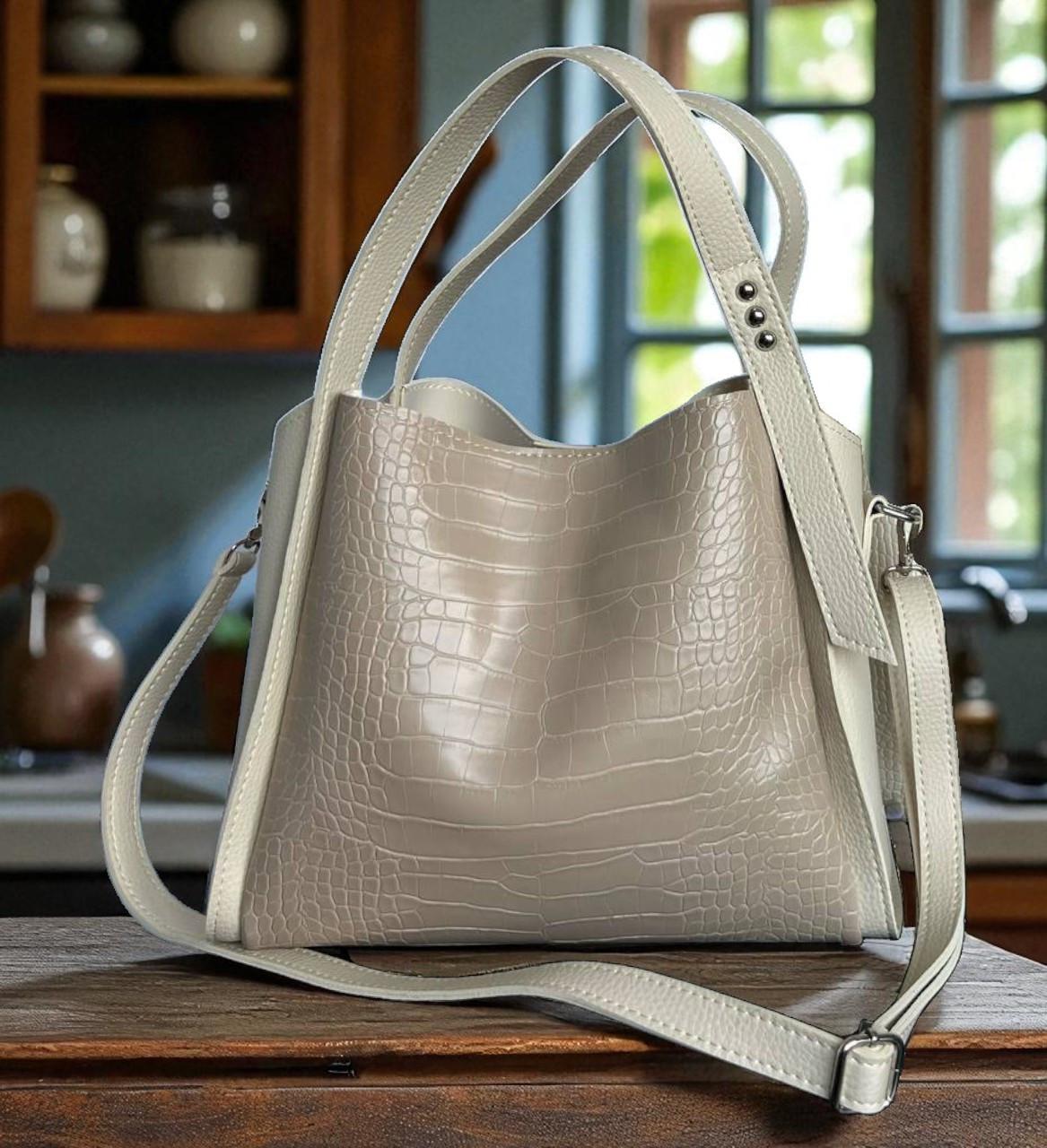 Сумка женская через плечо большая вместительная с принтом кроко экокожа 30х25х13 см Темно-бежевый Сумка женская через плечо большая вместительная с принтом кроко экокожа 30х25х13 см Темно-бежевый