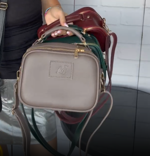 Сумка кросс боди женская через плечо из экокожи маленькая спортивная Капучино - фото 7 Сумка кросс боди женская через плечо из экокожи маленькая спортивная Капучино - фото 7