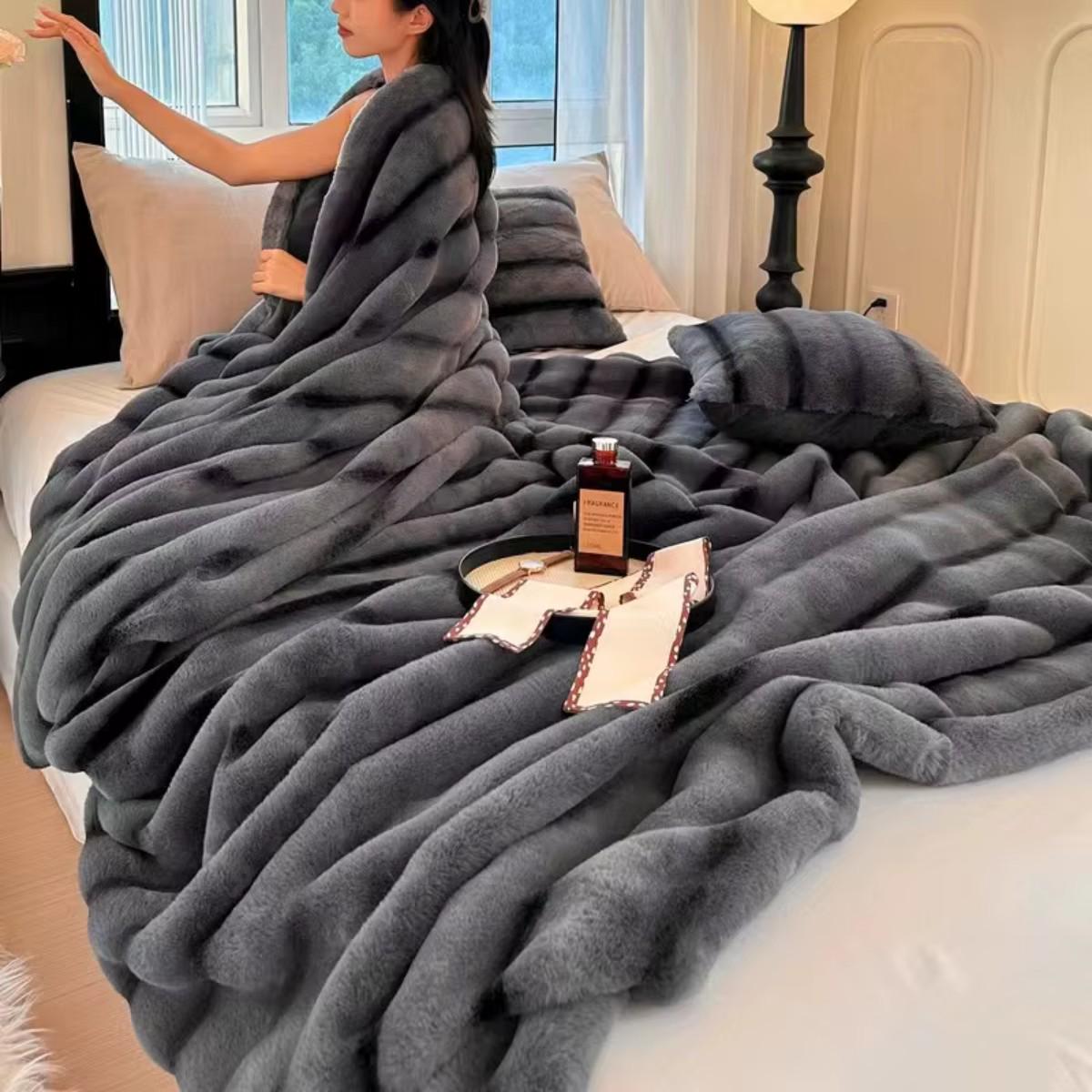 Плед корейский стиль Koloco Кролик евро ширина полоски 10 см 200х230 см Темно-серый (40669) - фото 5 Плед корейский стиль Koloco Кролик евро ширина полоски 10 см 200х230 см Темно-серый (40669) - фото 5