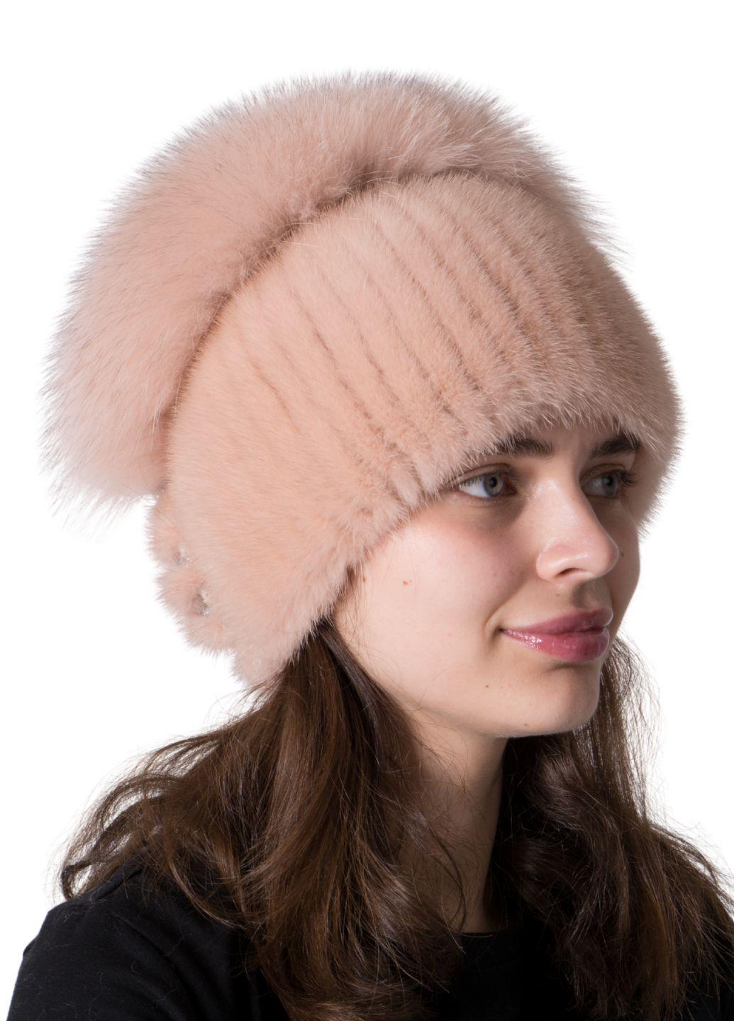 Шапка из вязаной норки Меховой стиль Стрекоза-разрез с помпоном натуральный мех M-L Пудра (117/1/H)