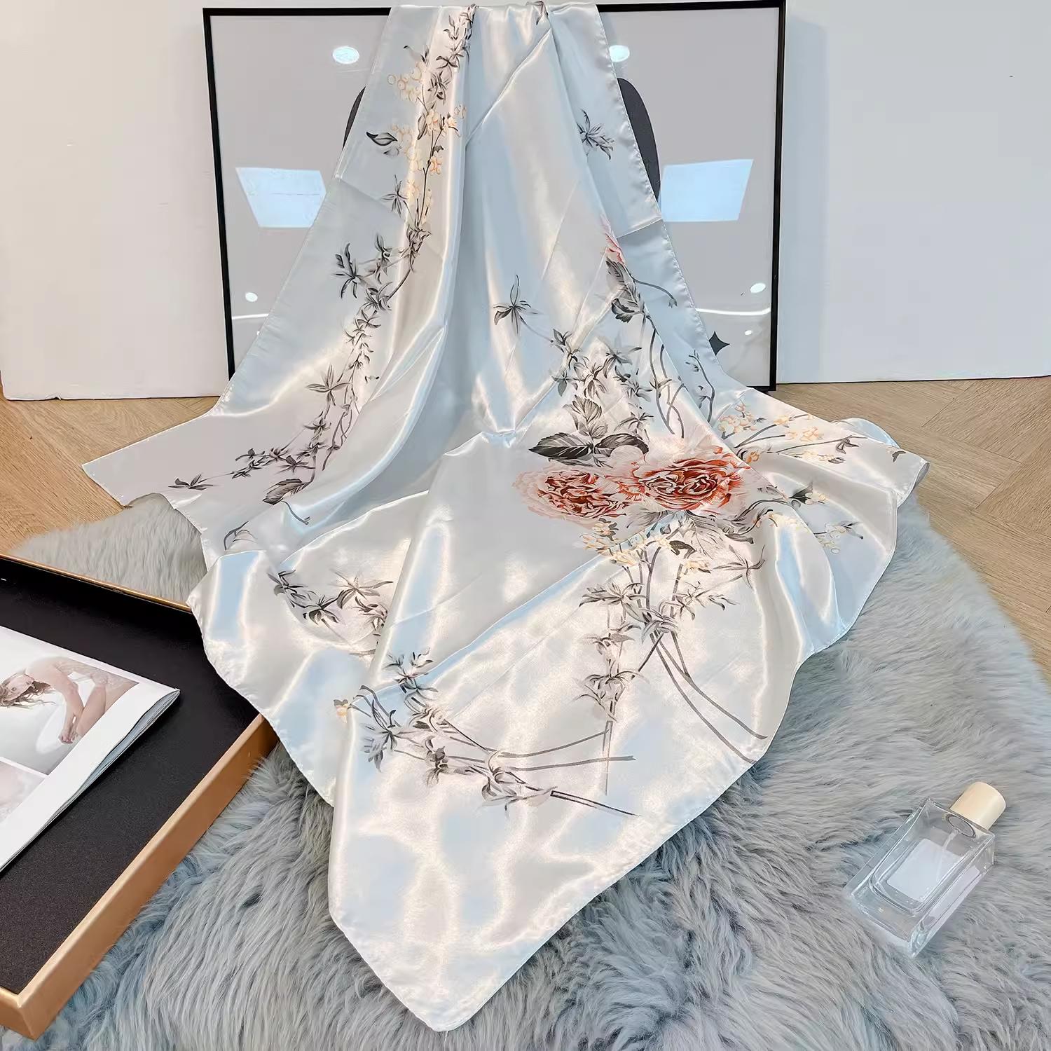 Платок шелковый Mosi 90х90 см Серебристо-серый (111101/2) - фото 2 Платок шелковый Mosi 90х90 см Серебристо-серый (111101/2) - фото 2