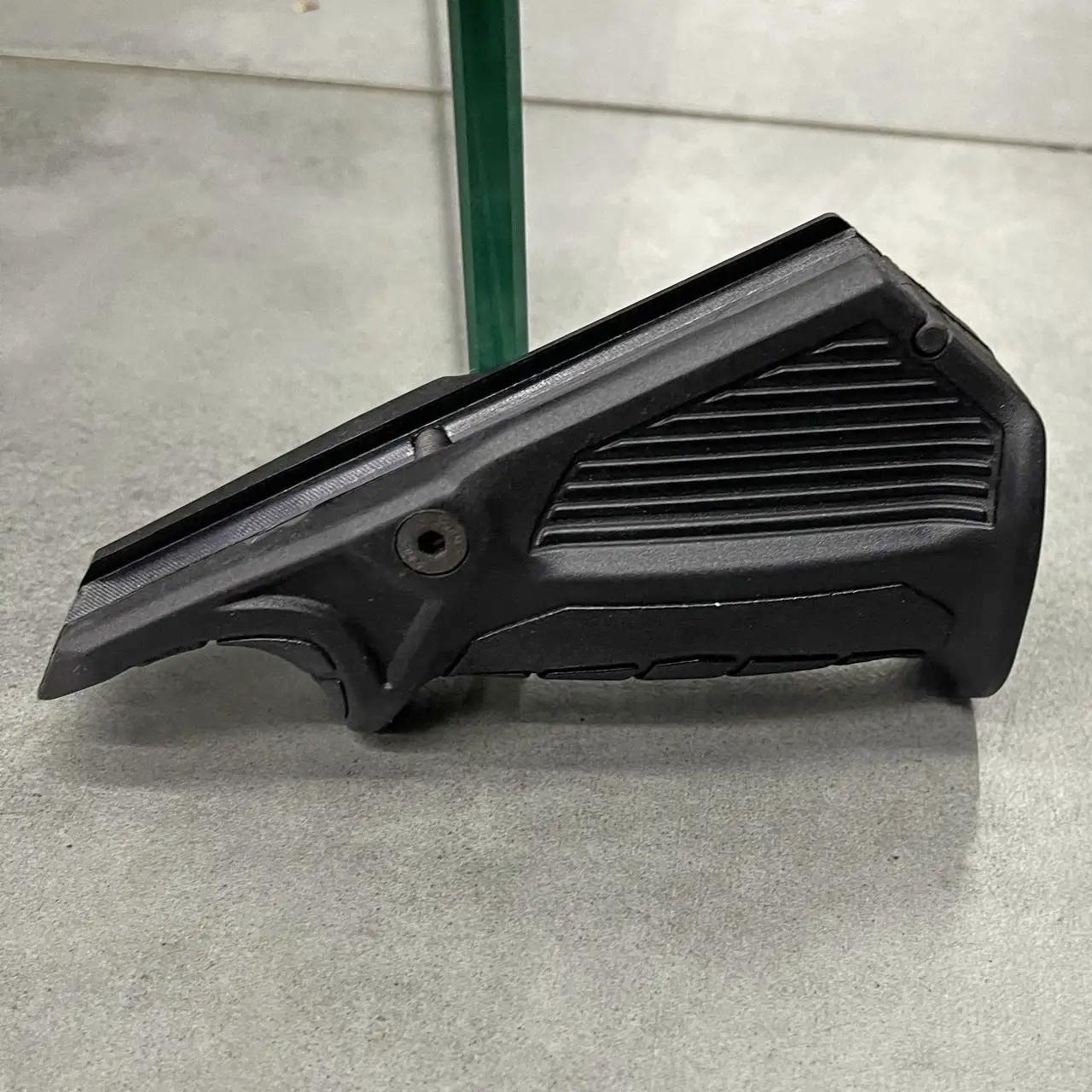 Рукоятка переноса огня DLG Tactical DLG-049 на Picatinny упор на цевье Черный (242498) - фото 2 Рукоятка переноса огня DLG Tactical DLG-049 на Picatinny упор на цевье Черный (242498) - фото 2