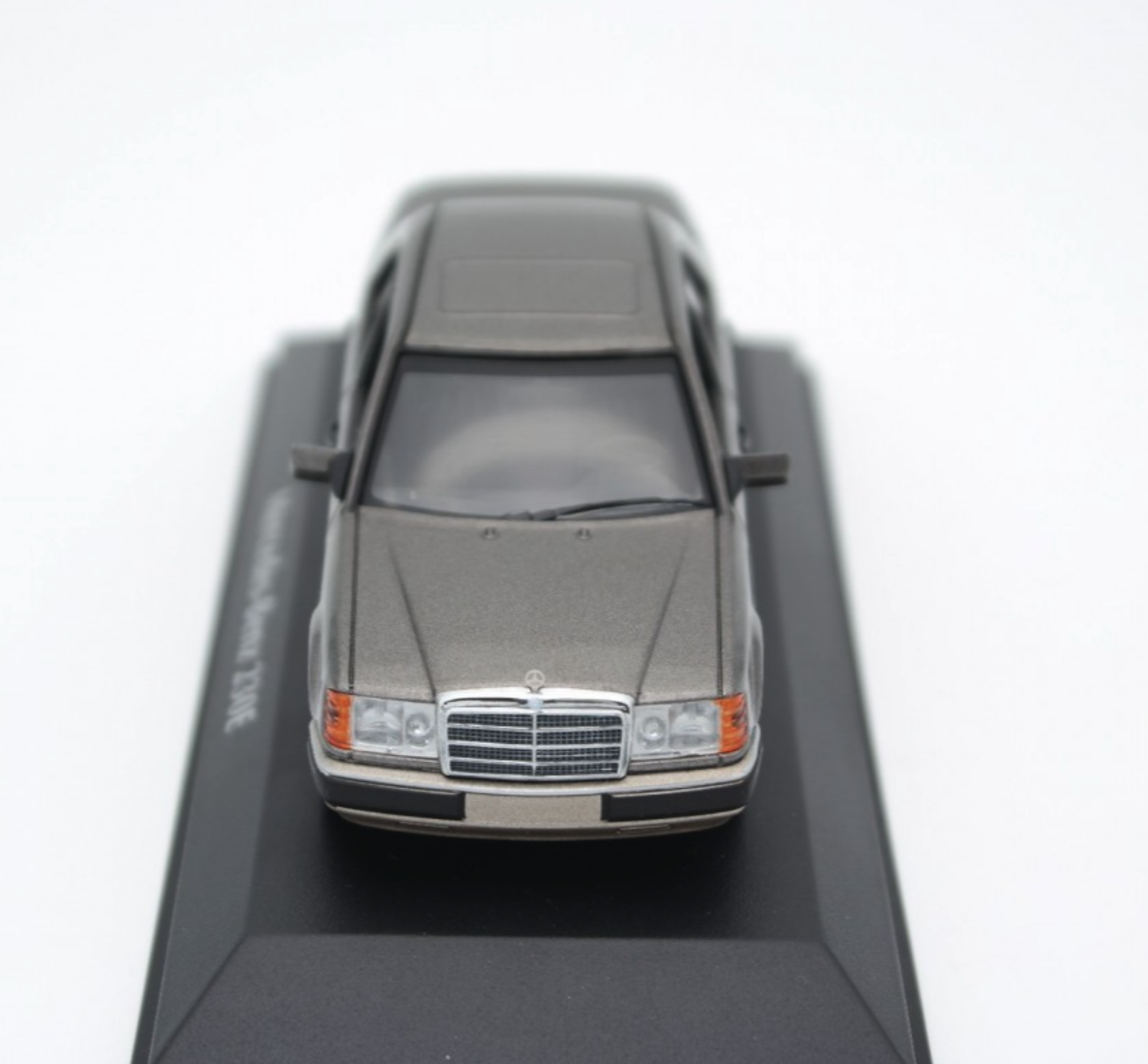 ᐉ Модель автомобіля Minichamps 1:43 Mercedes-Benz 230E W124