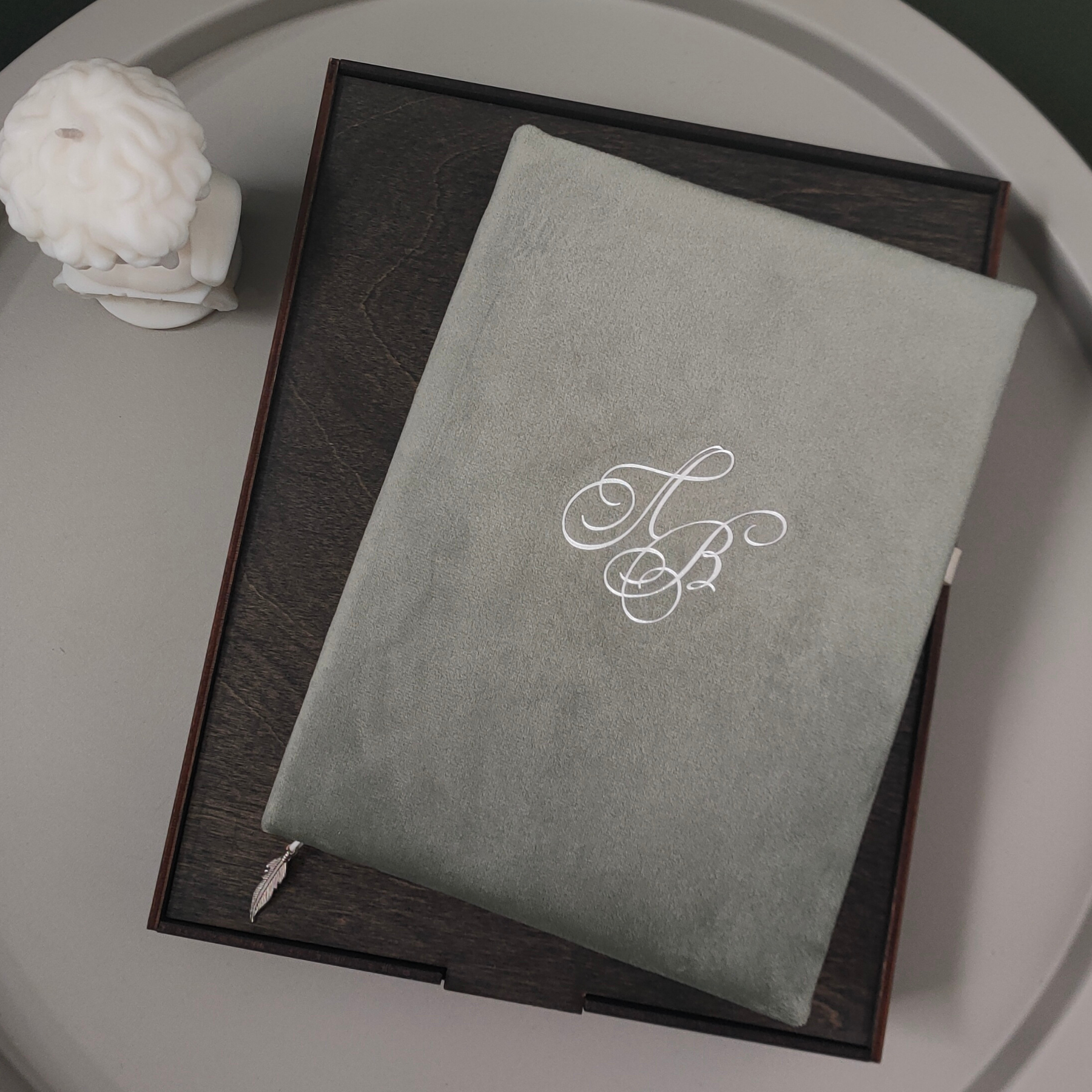 Блокнот велюровый в клетку с персональной монограммой с кремовыми листами А5 21x15 см Оливковый (23830663)