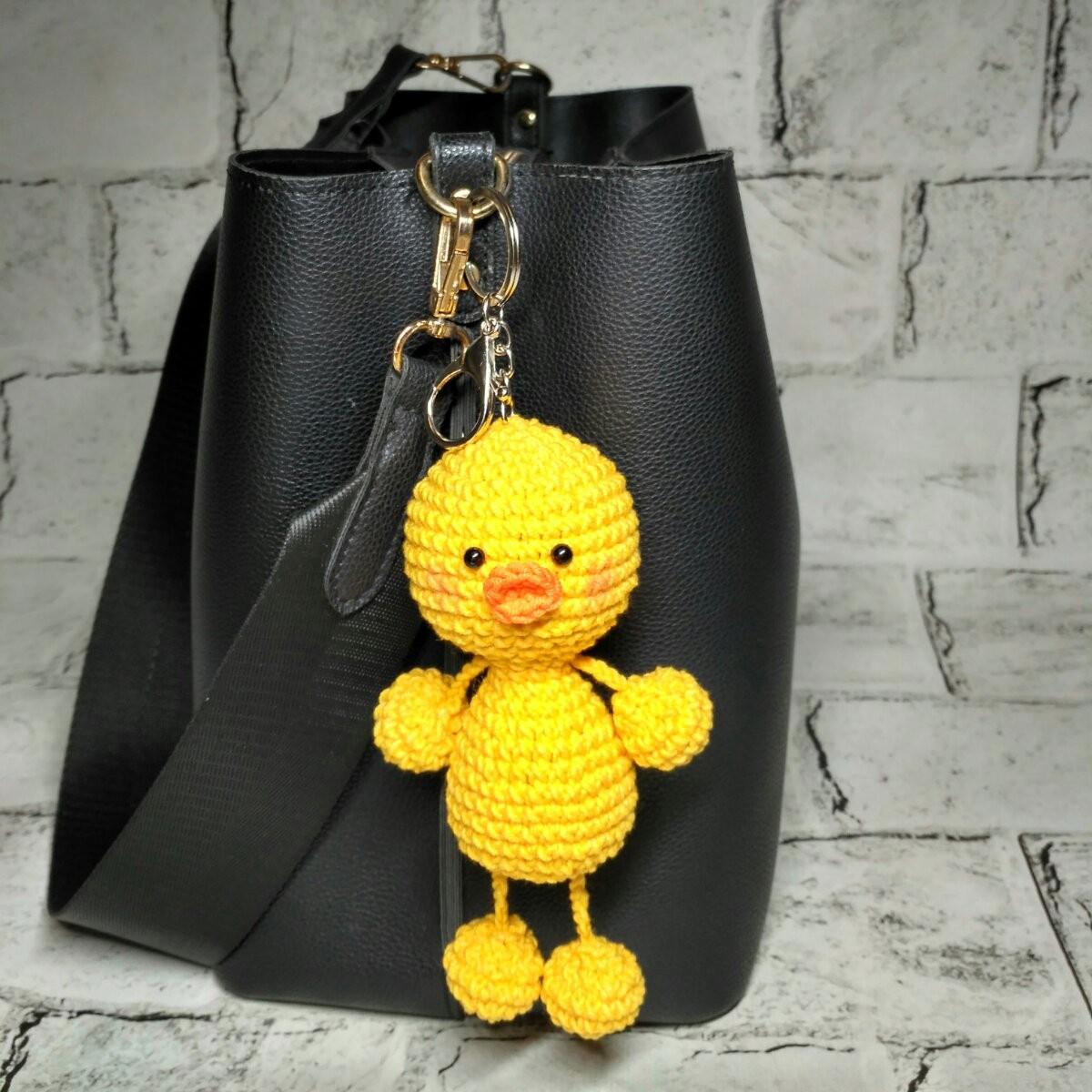 Брелок Утка вязаный ручной работы амигуруми Hand Made 16х4 см (218-4)