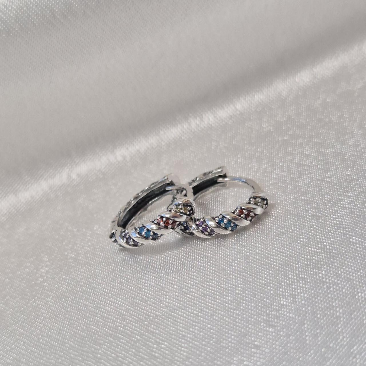 Серьги кольца с разноцветными камнями 14 мм серебро 925 пробы черненное 2,30 г (5008ч)