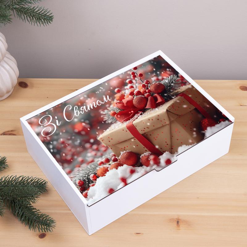 Коробка С праздником новогодняя 32 см (6967-53) Коробка С праздником новогодняя 32 см (6967-53)