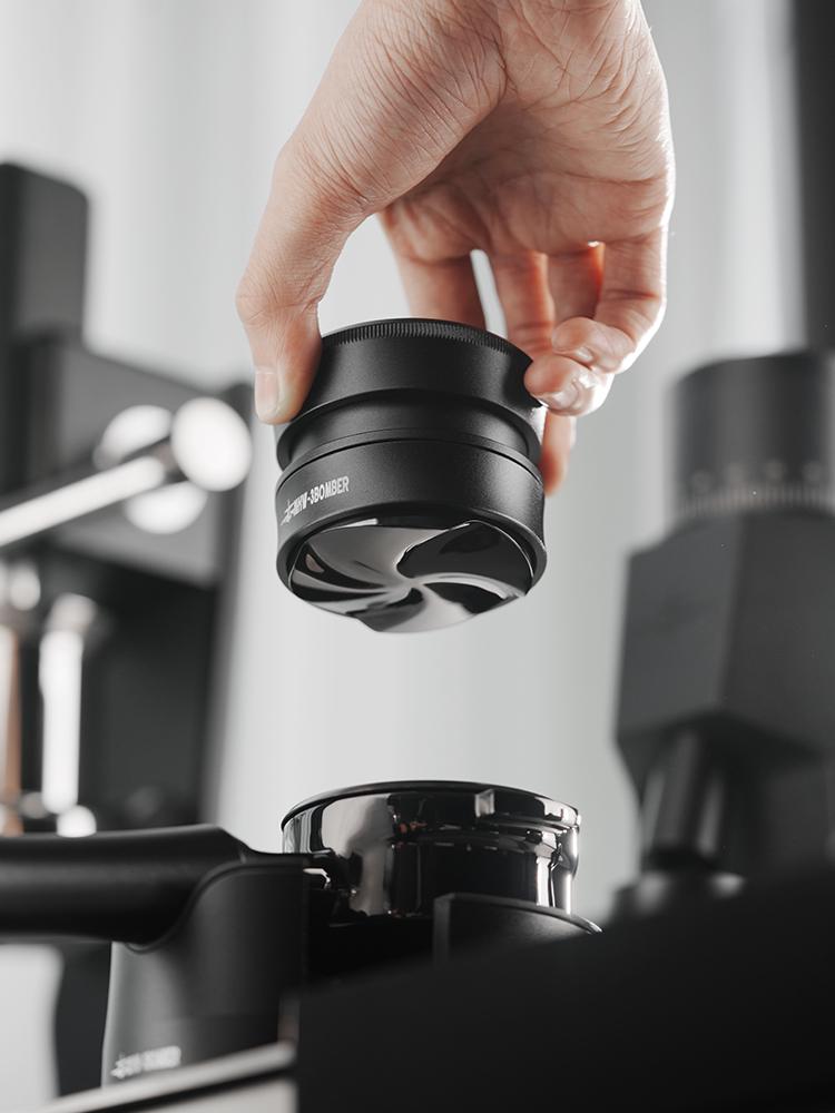 Вирівнювач кави MHW-3BOMBER Astra Collection Effcient Gravity-Driven Distributor 53,35 мм Чорний (T7020-OS) - фото 3 Вирівнювач кави MHW-3BOMBER Astra Collection Effcient Gravity-Driven Distributor 53,35 мм Чорний (T7020-OS) - фото 3