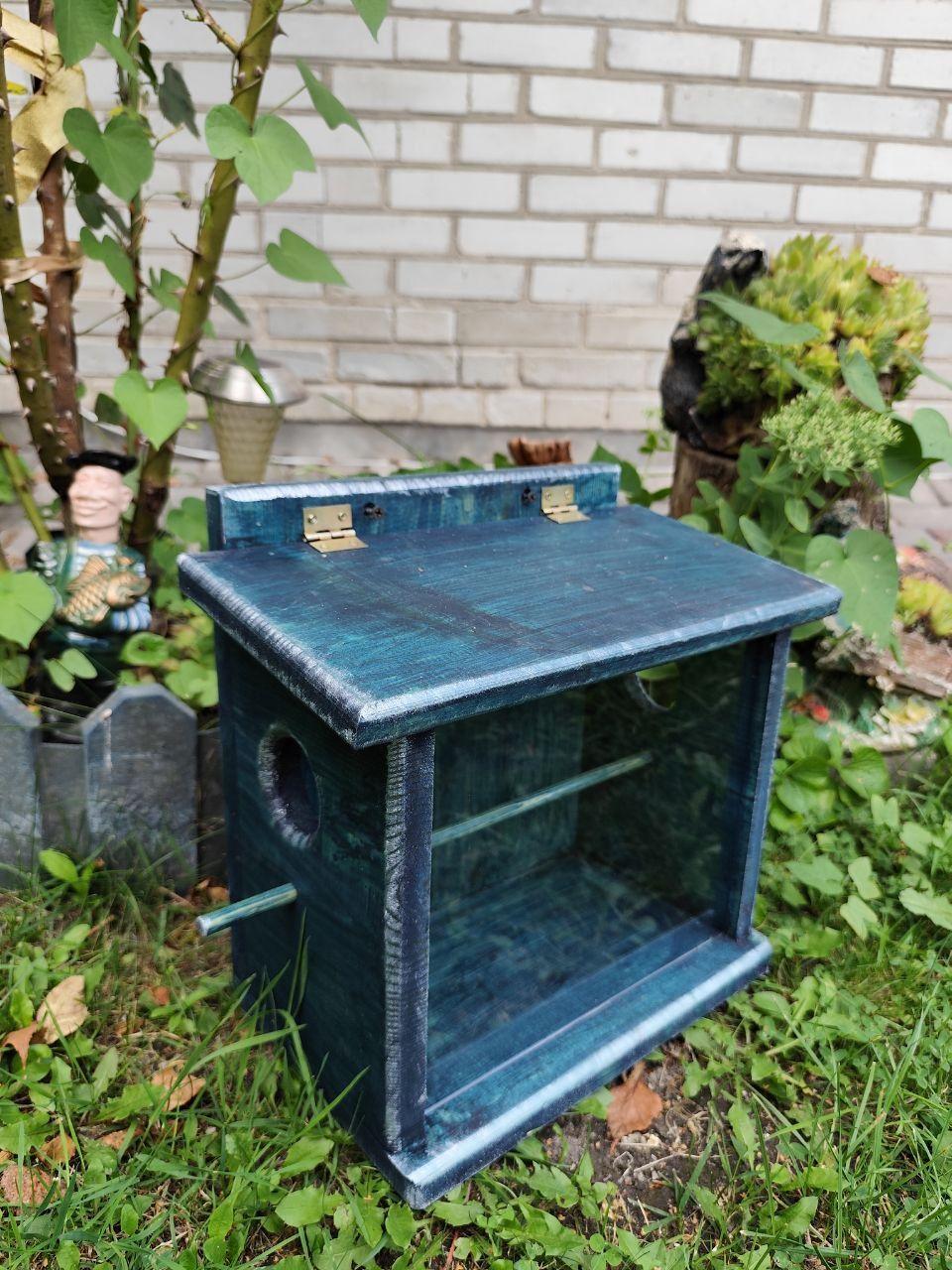 Годівниця для птахів Заплутанка бункерного типу із соснової деревини 30х30х17 см Синій - фото 5