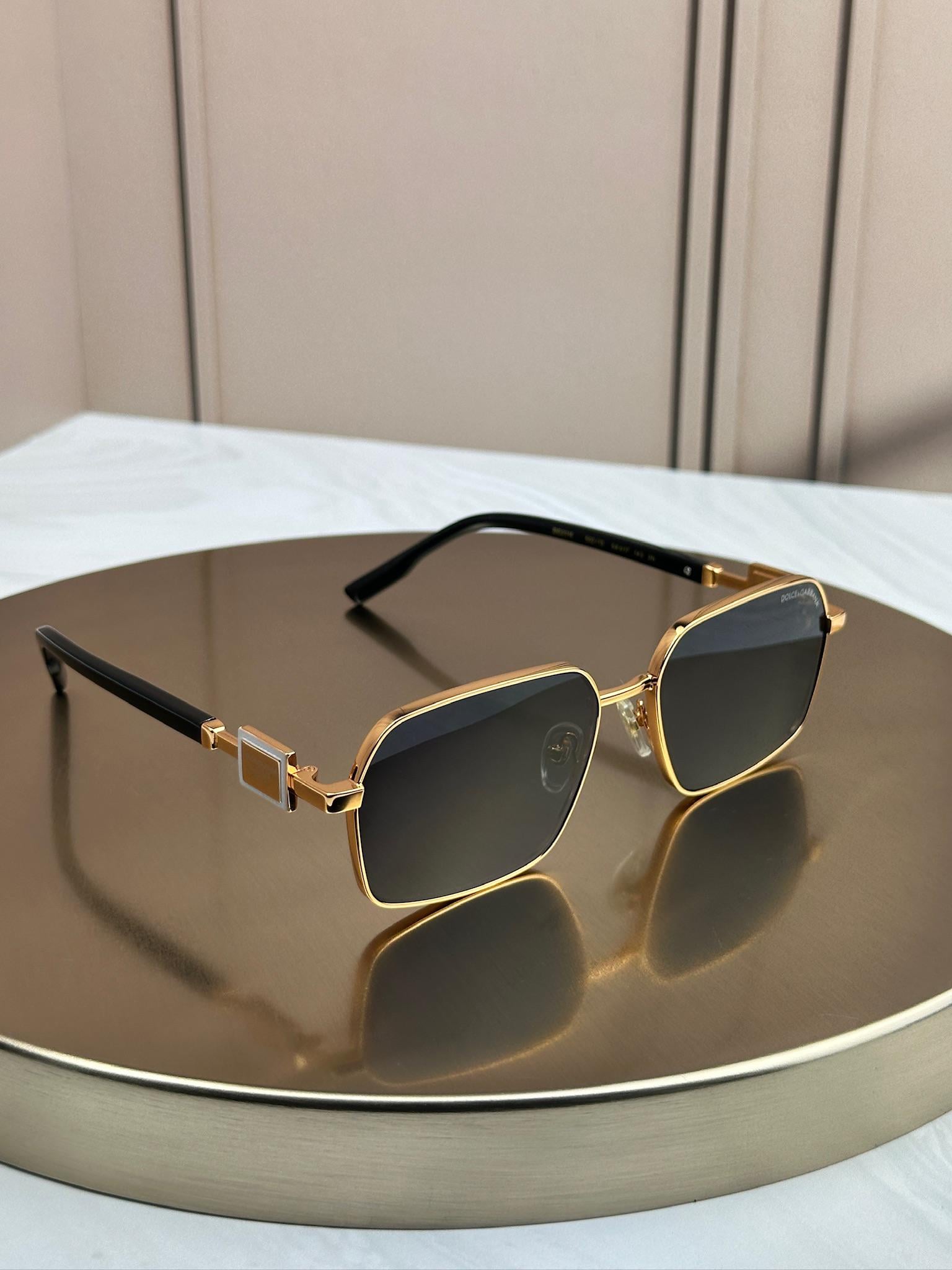 Солнцезащитные очки Dolce & Gabbana DG2316 прямоугольные металлические с черными скобками темная мужская линза Золотой