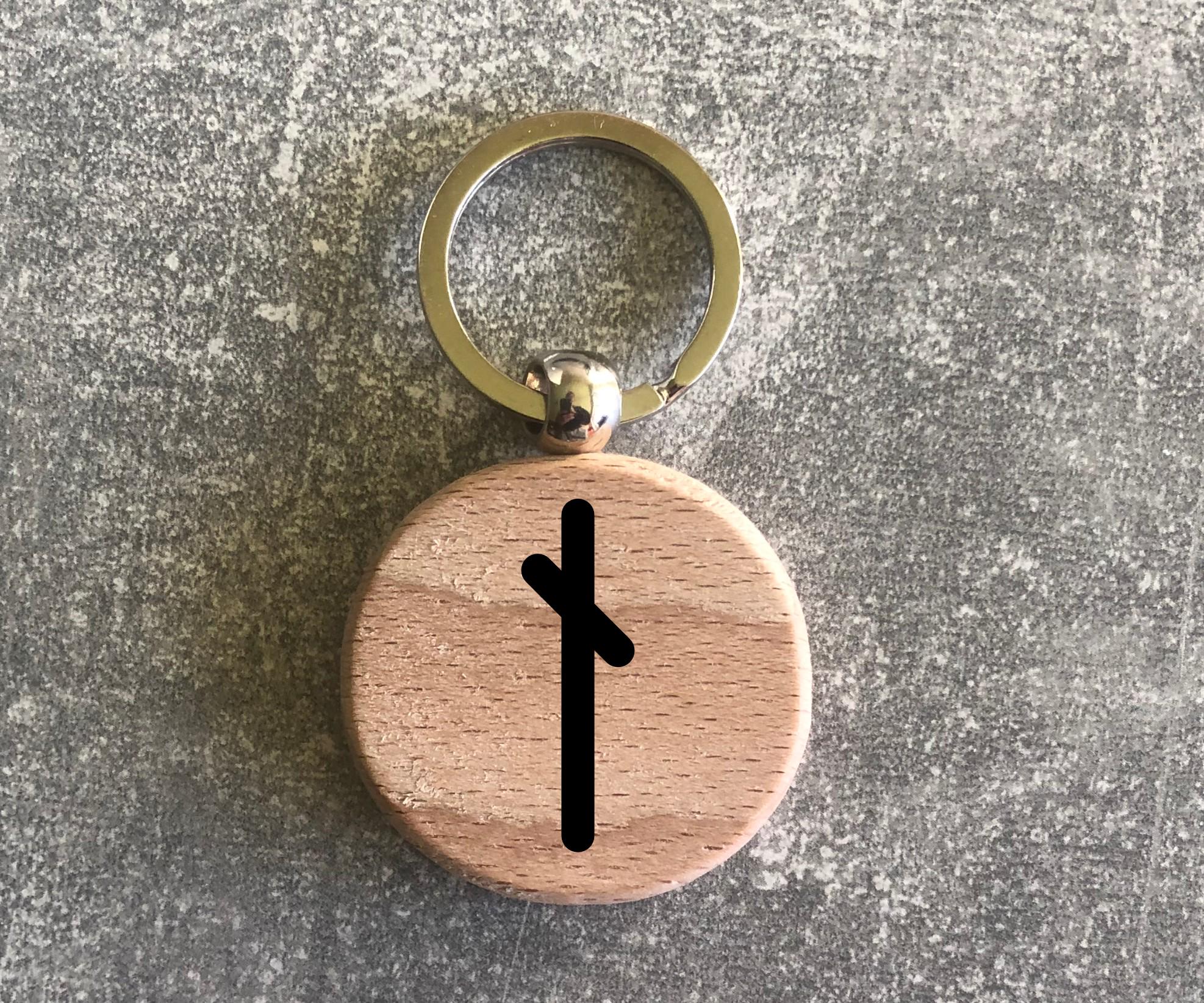 Брелок деревянный круглый с руной Старшого футарк "НАУТІЗ" (15010208010) - фото 2