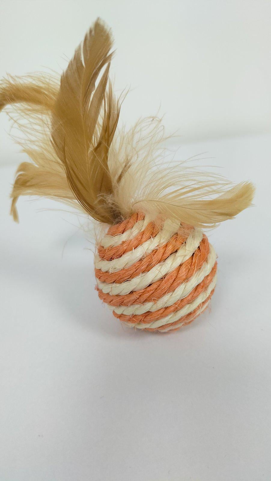 Игрушка для кошек интерактивная Сизалевый мяч с перьями 4,5 см (ІГ004)