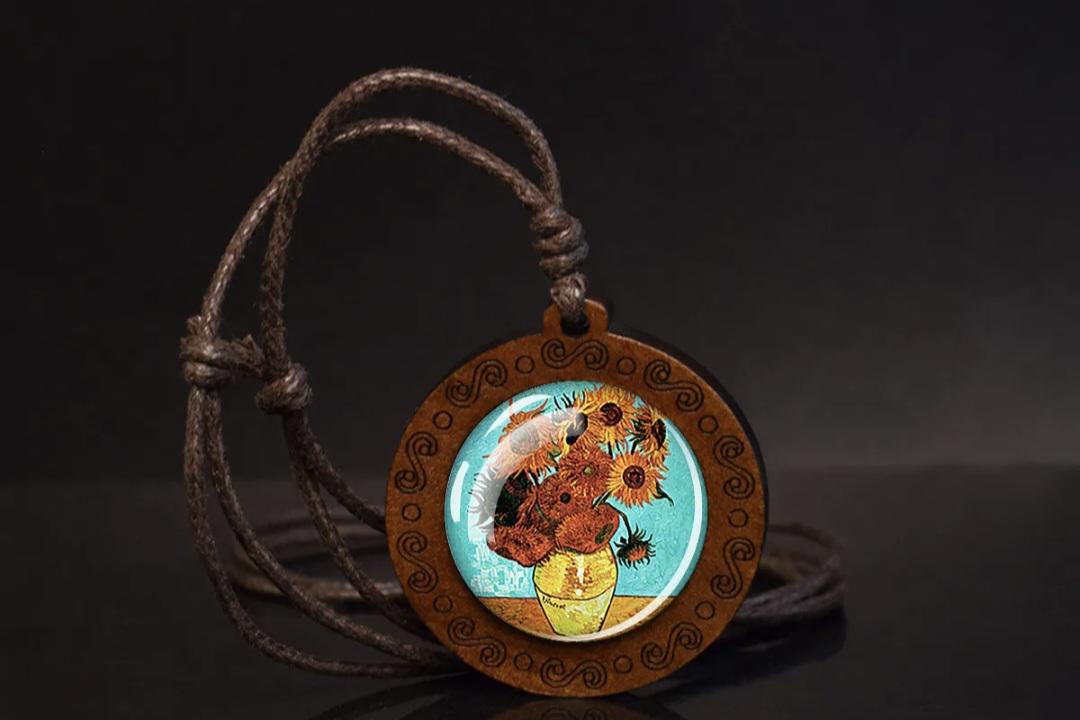 Підвіска дерев'яна із скляною вставкою Соняхи (00155) - фото 3 Підвіска дерев'яна із скляною вставкою Соняхи (00155) - фото 3