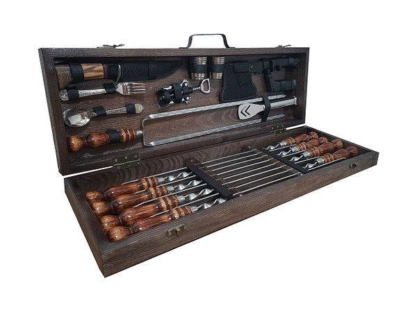 Подарунковий набір Гриль шампури з тарілками та приладами у дерев'яному чохлі.