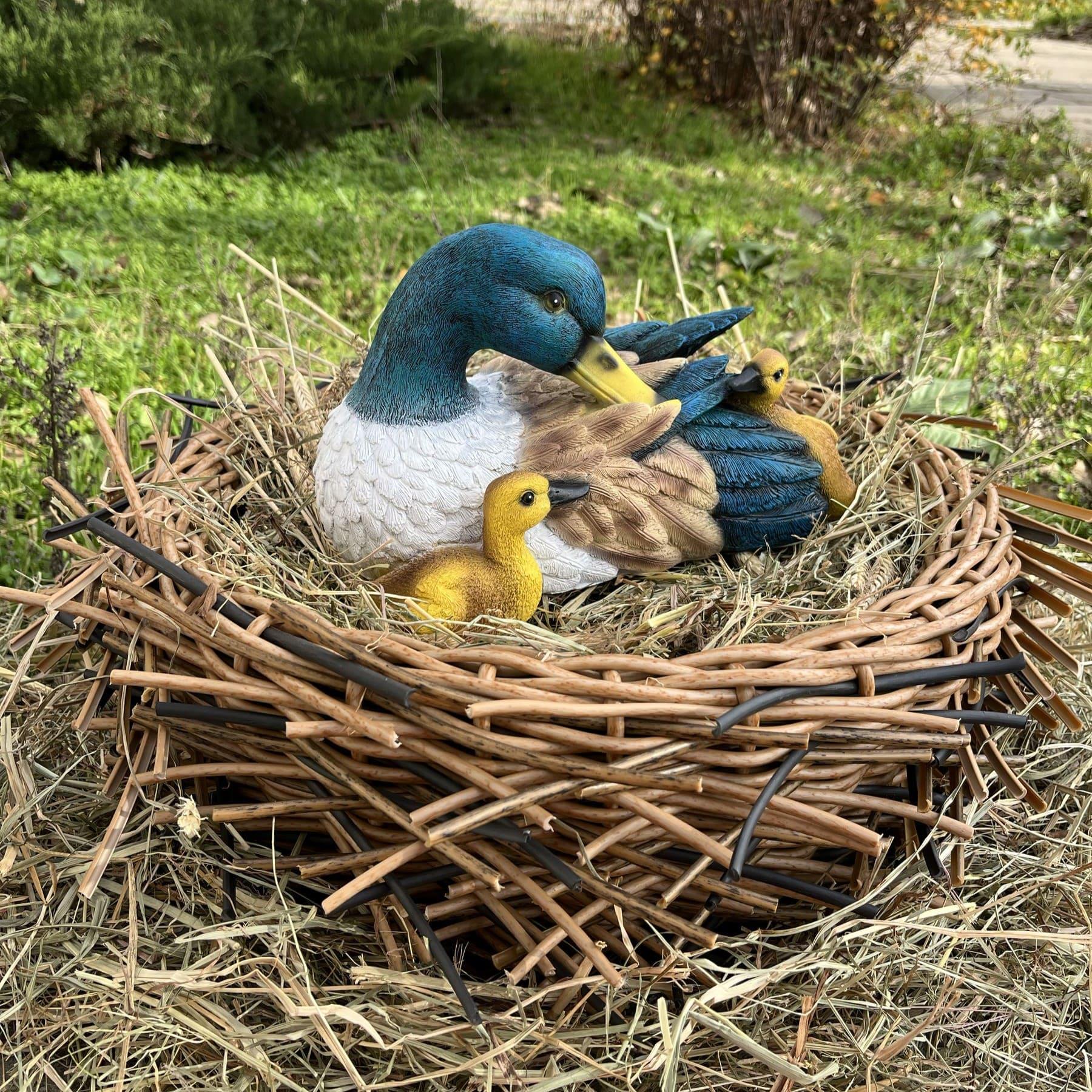 Садовая фигура Утиная семья №3 в гнезде из ротанга d 45 см (4487)