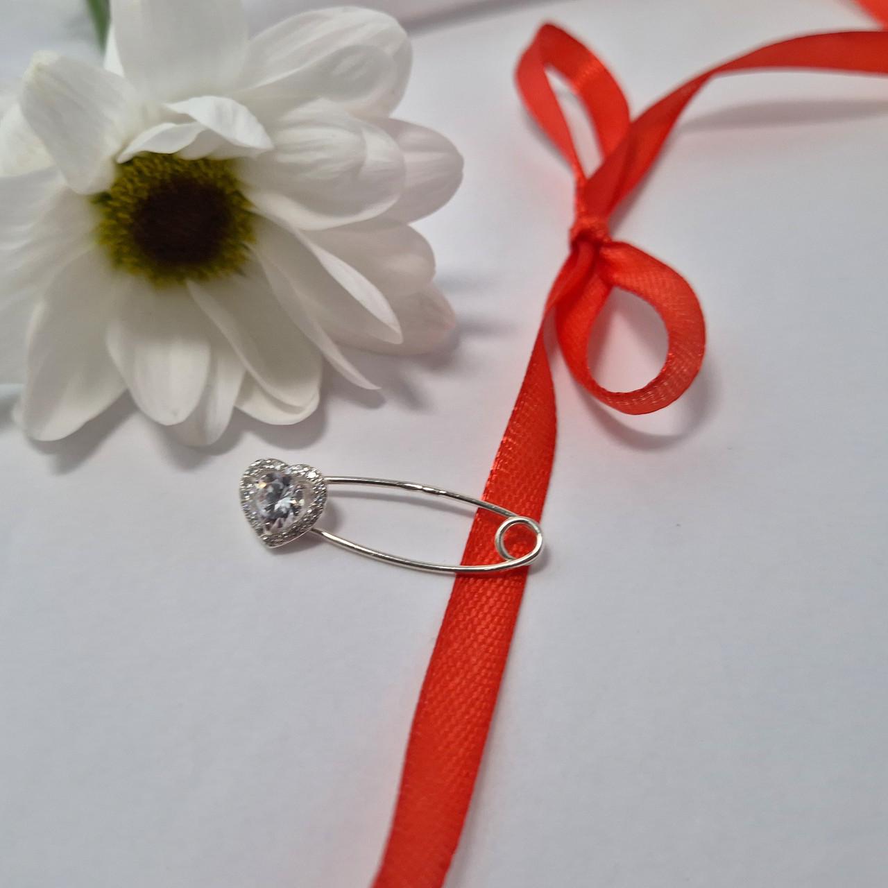 Брошь булавка сердце с белыми камнями серебро 925 пробы родированное 1,40 г (701558р) Брошь булавка сердце с белыми камнями серебро 925 пробы родированное 1,40 г (701558р)