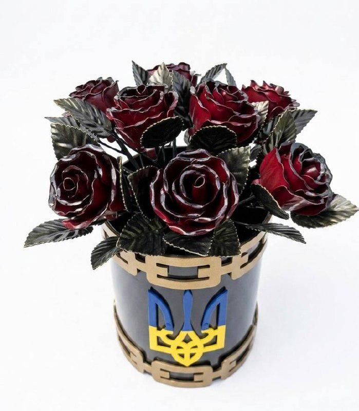 Кованые розы в вазе-тубусе "Герб 8 шт. 45 см Бордовый градиент (ВТ06)