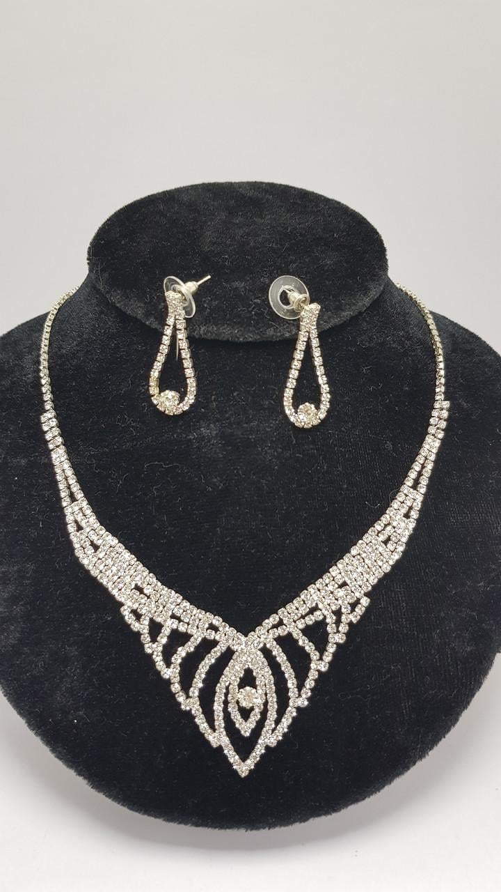 Вечерний серебристый комплект колье и серьги (дефект - потемнение цепочки) Вечерний серебристый комплект колье и серьги (дефект - потемнение цепочки)