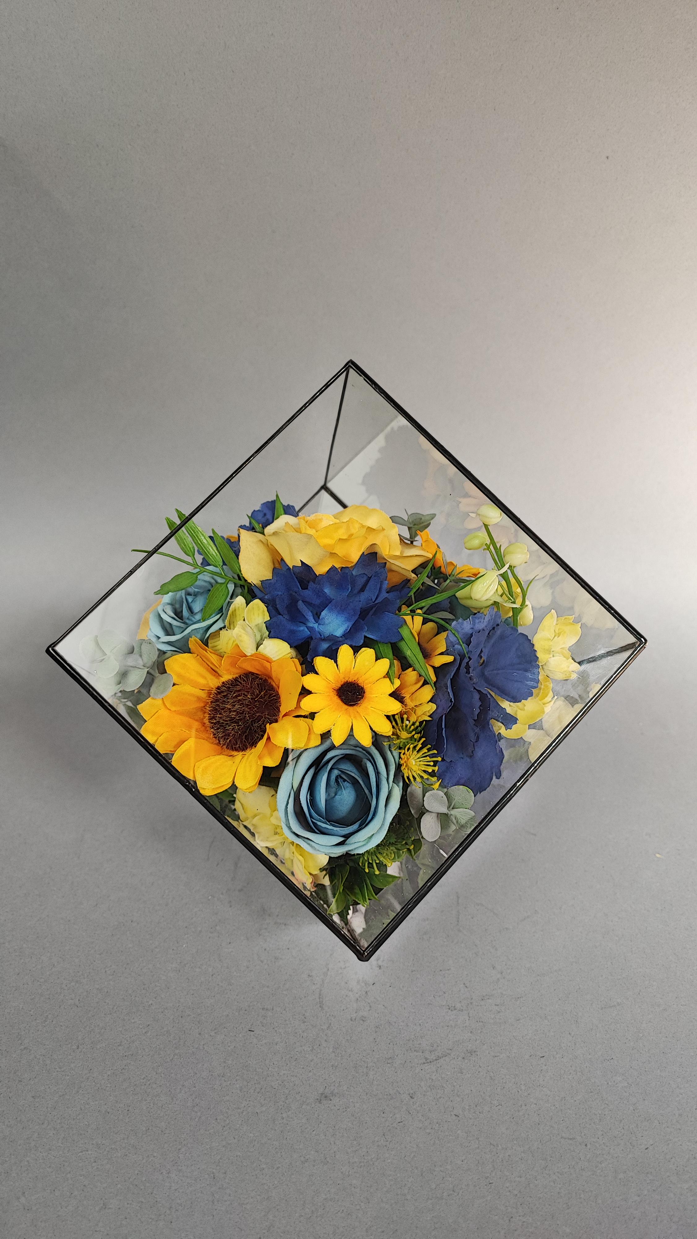 Искусственные цветы скорби траурные ритуальные под стеклом С Украиной в сердце куб 27х27х27 см