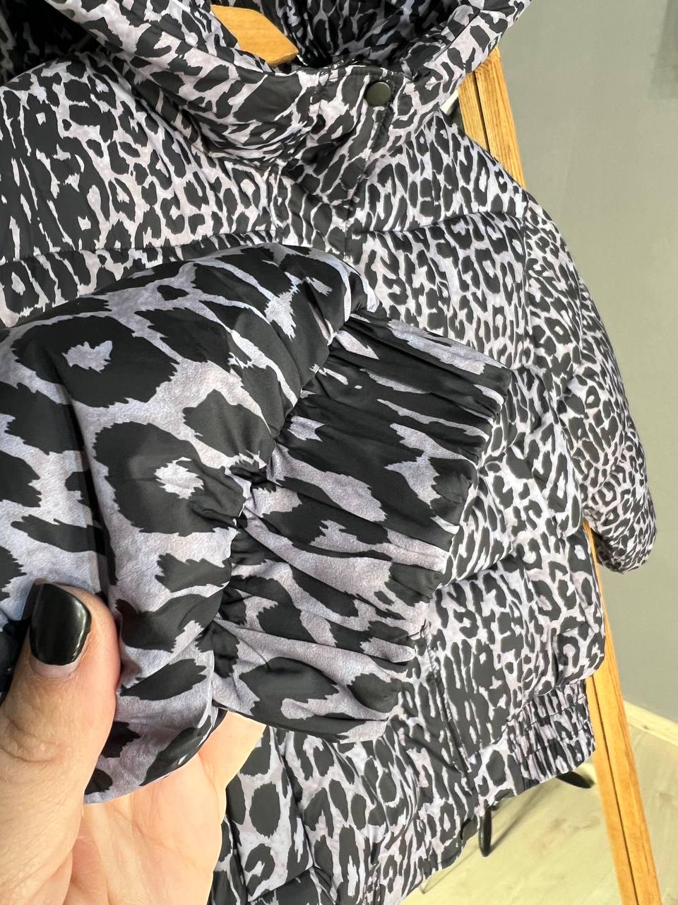 Куртка женская Lady Yep 9006 короткая с капюшоном леопардовый принт на резинке демисезонная р. 46 Серый (3280) - фото 9 Куртка женская Lady Yep 9006 короткая с капюшоном леопардовый принт на резинке демисезонная р. 46 Серый (3280) - фото 9