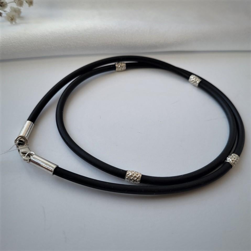 Шнурок на шею из серебра каучук со вставками 925 проба 50 см 3 мм 2,80 г (1404) Шнурок на шею из серебра каучук со вставками 925 проба 50 см 3 мм 2,80 г (1404)