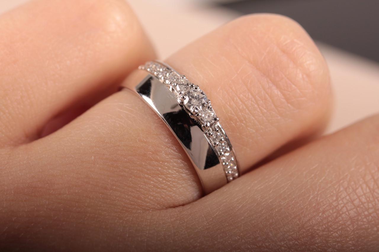 Каблучка жіноча з білого золота з фіанітами р. 18 (2244098469)