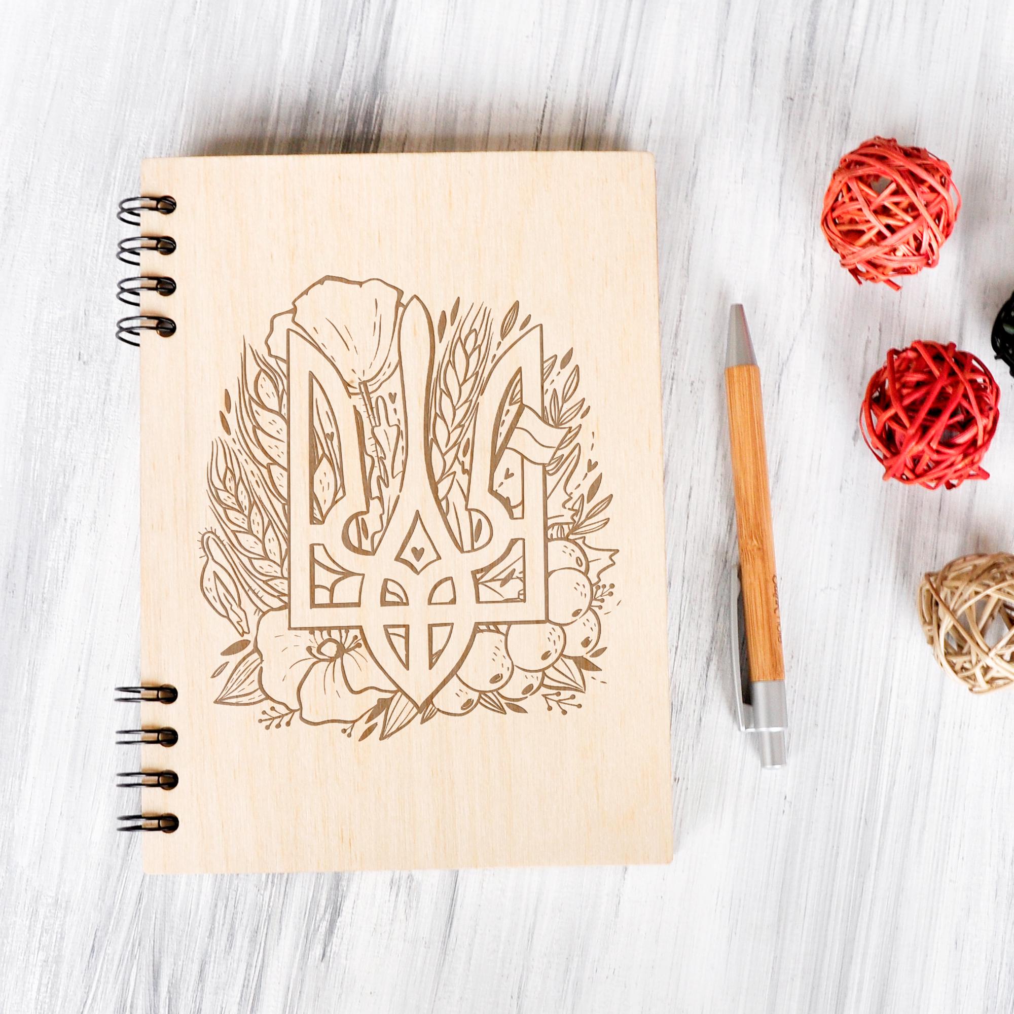 Патріотичний блокнот із гравіюванням герба України WoodPresentStudio 80 аркушів в лінію Світле дерево