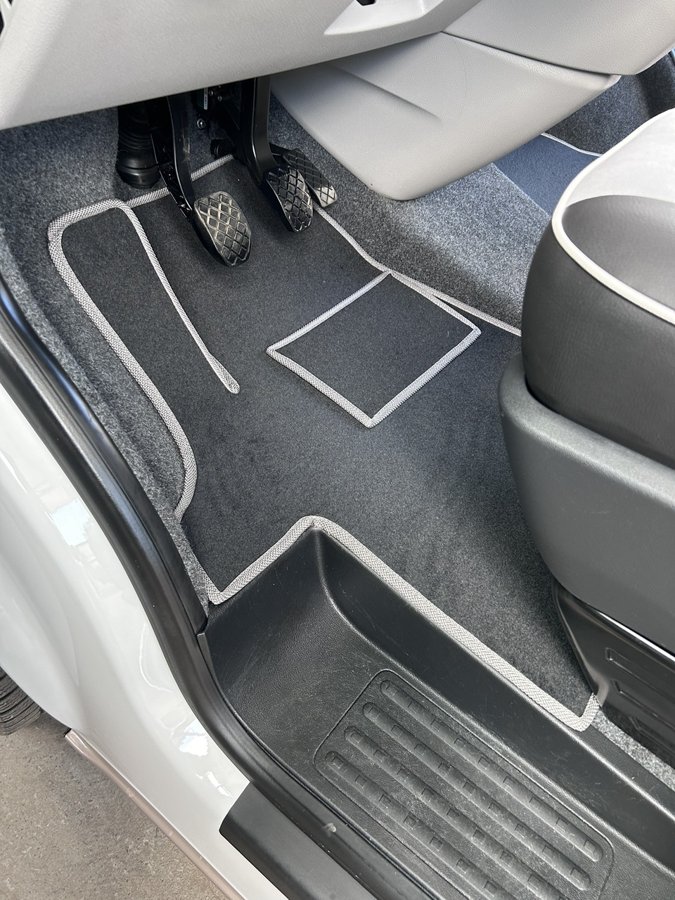 Коврики в салон ворсовые для Volkswagen Transporter T6.1 1+1 с ухом между сиденьями 5 шт. Черный (27326874)